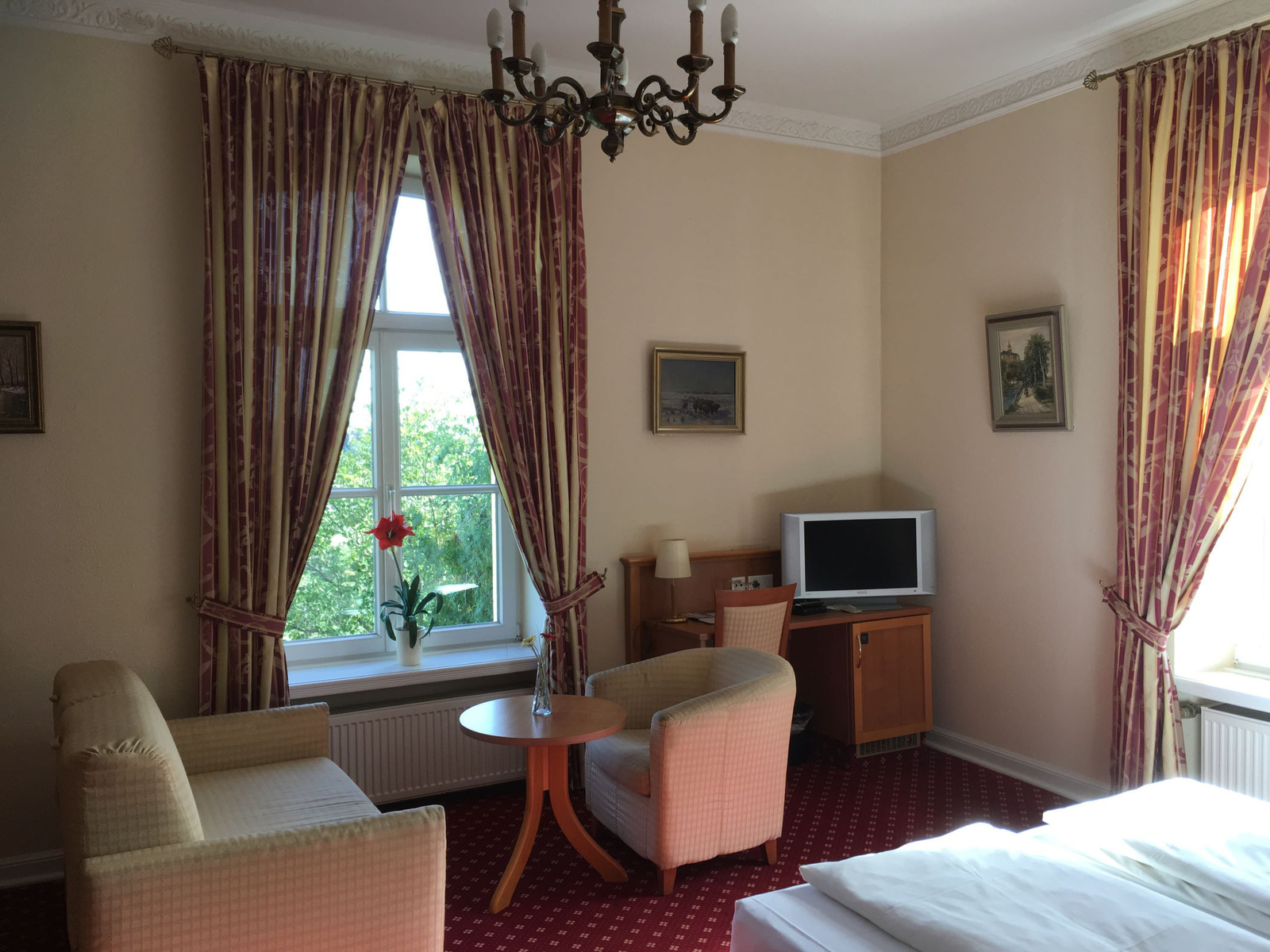 Sitzecke des Burgfräulein-Zimmers des Schlosshotels Haus Grieth Bed & Breakfast