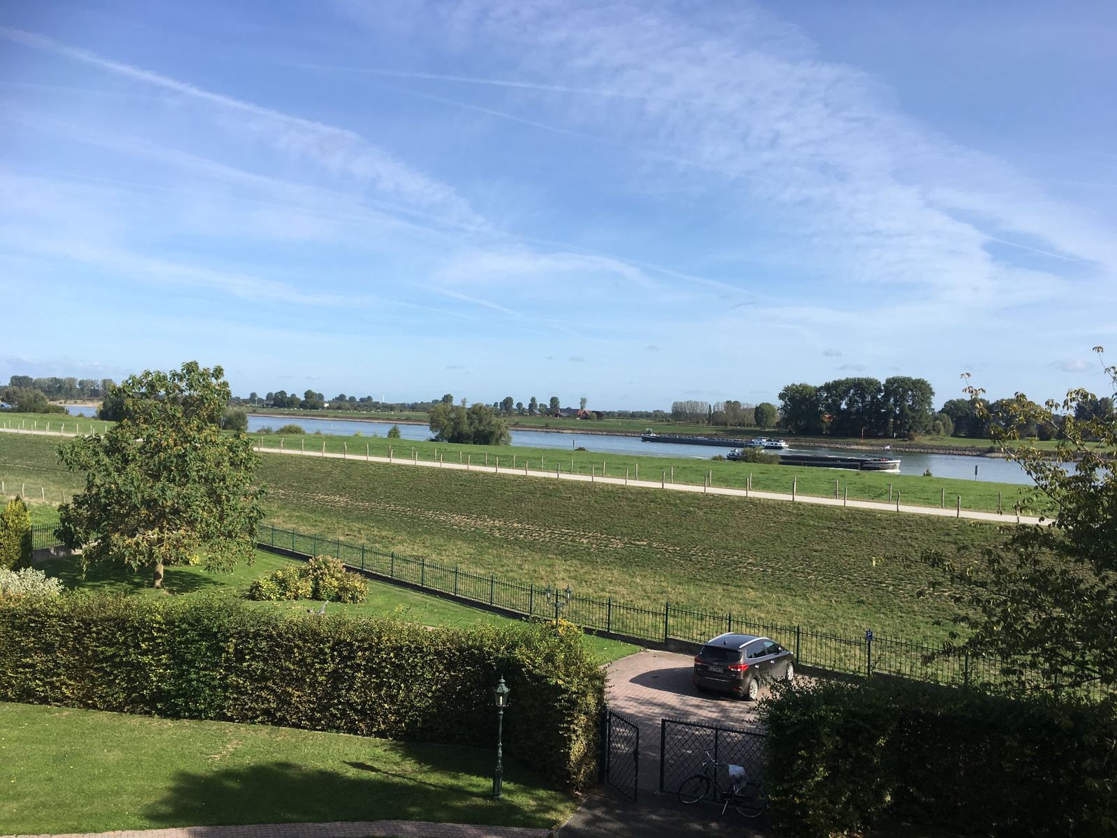 Ausblick des Burgfräulein-Zimmers des Schlosshotels Haus Grieth Bed & Breakfast