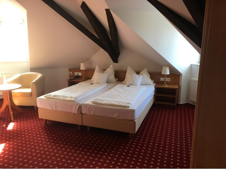 Bett des Grafen-Zimmers des Burgfräulein-Zimmers des Schlosshotels Haus Grieth Bed & Breakfast
