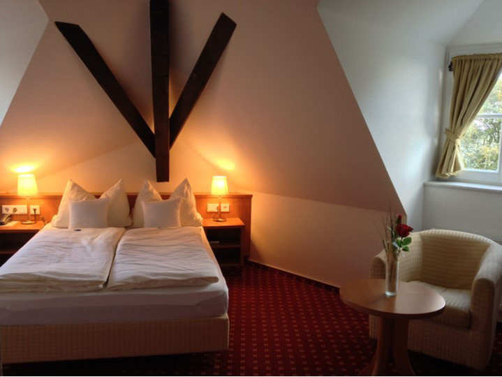 Bett des Knappen-Zimmers des Schlosshotels Haus Grieth Bed & Breakfast
