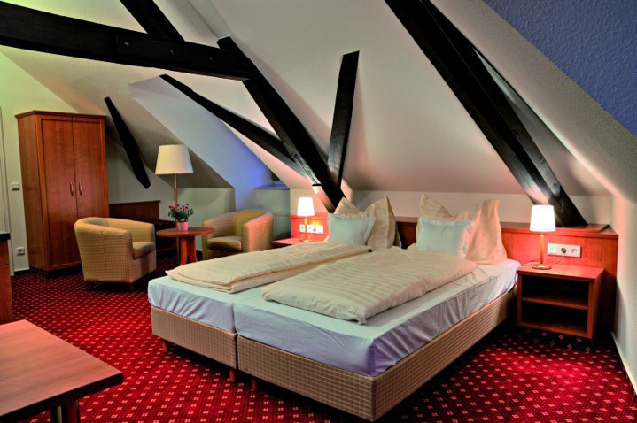 Bett des Lancelot-Zimmers des Schlosshotels Haus Grieth Bed & Breakfast