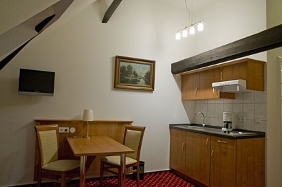 Essbereich mit Küchenzeile des Lancelot-Zimmers des Schlosshotels Haus Grieth Bed & Breakfast