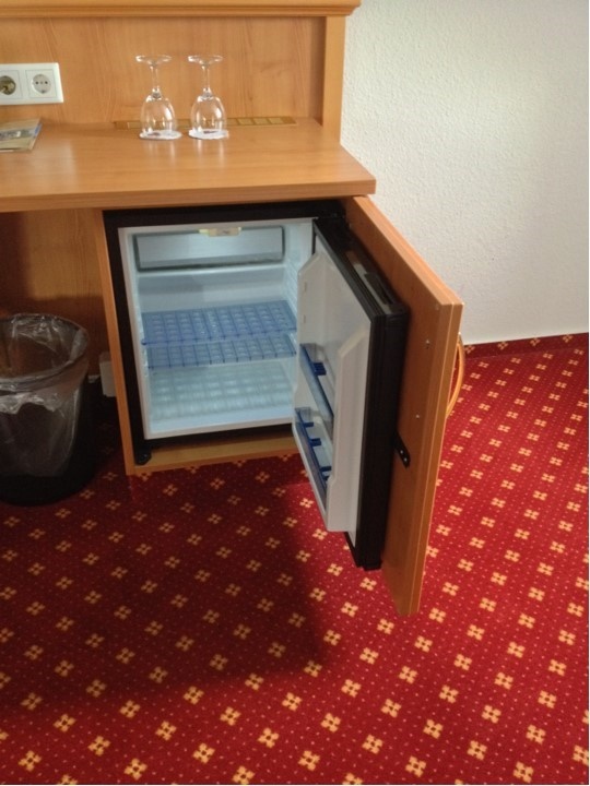 Kühlschrank des Herzog-Zimmers des Schlosshotels Haus Grieth